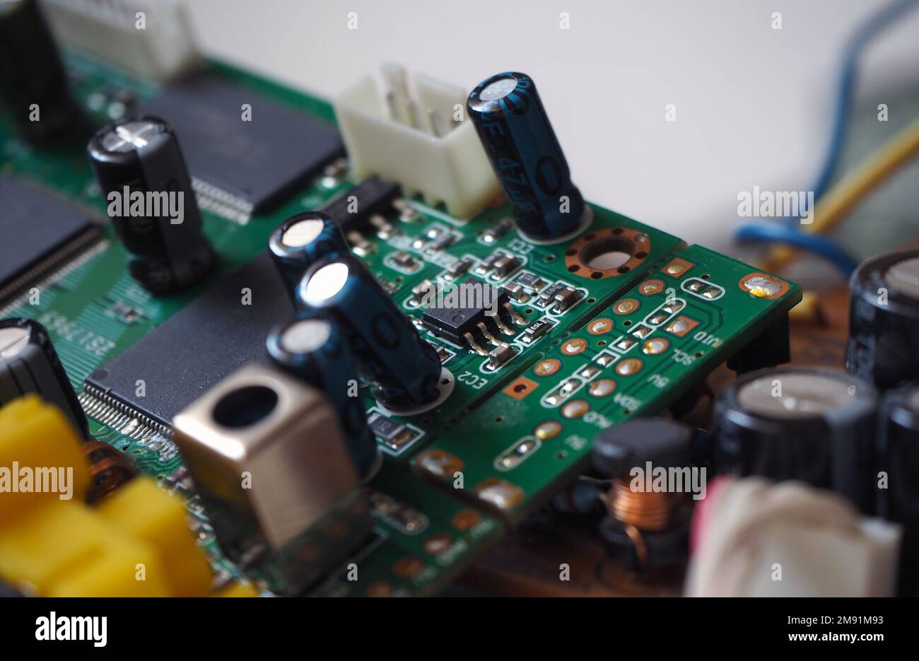 Scheda elettronica con integrata. Immagine digitale Microchip. Background hi-tech. Foto Stock