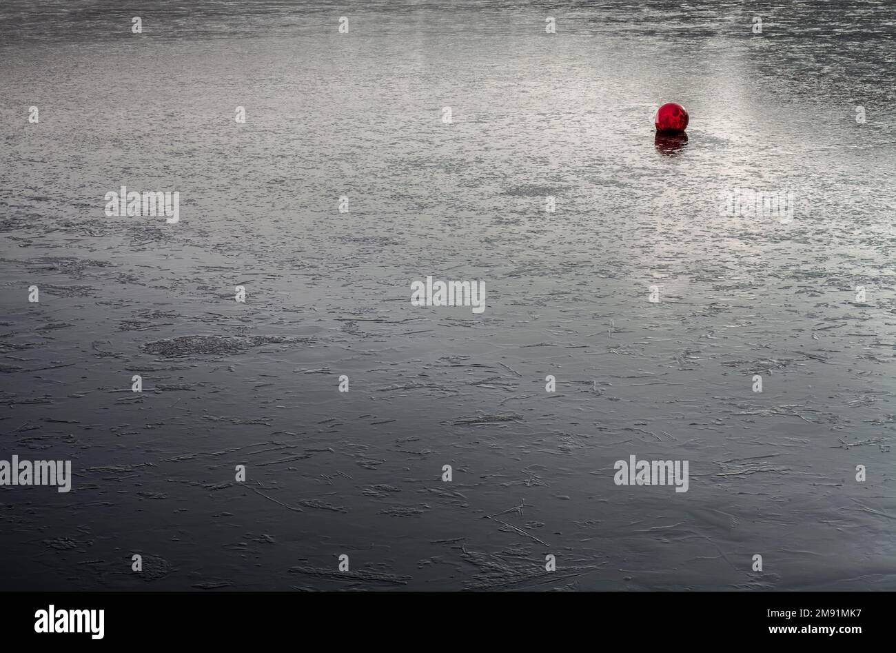 Lago congelato, strutture della superficie dell'acqua Foto Stock