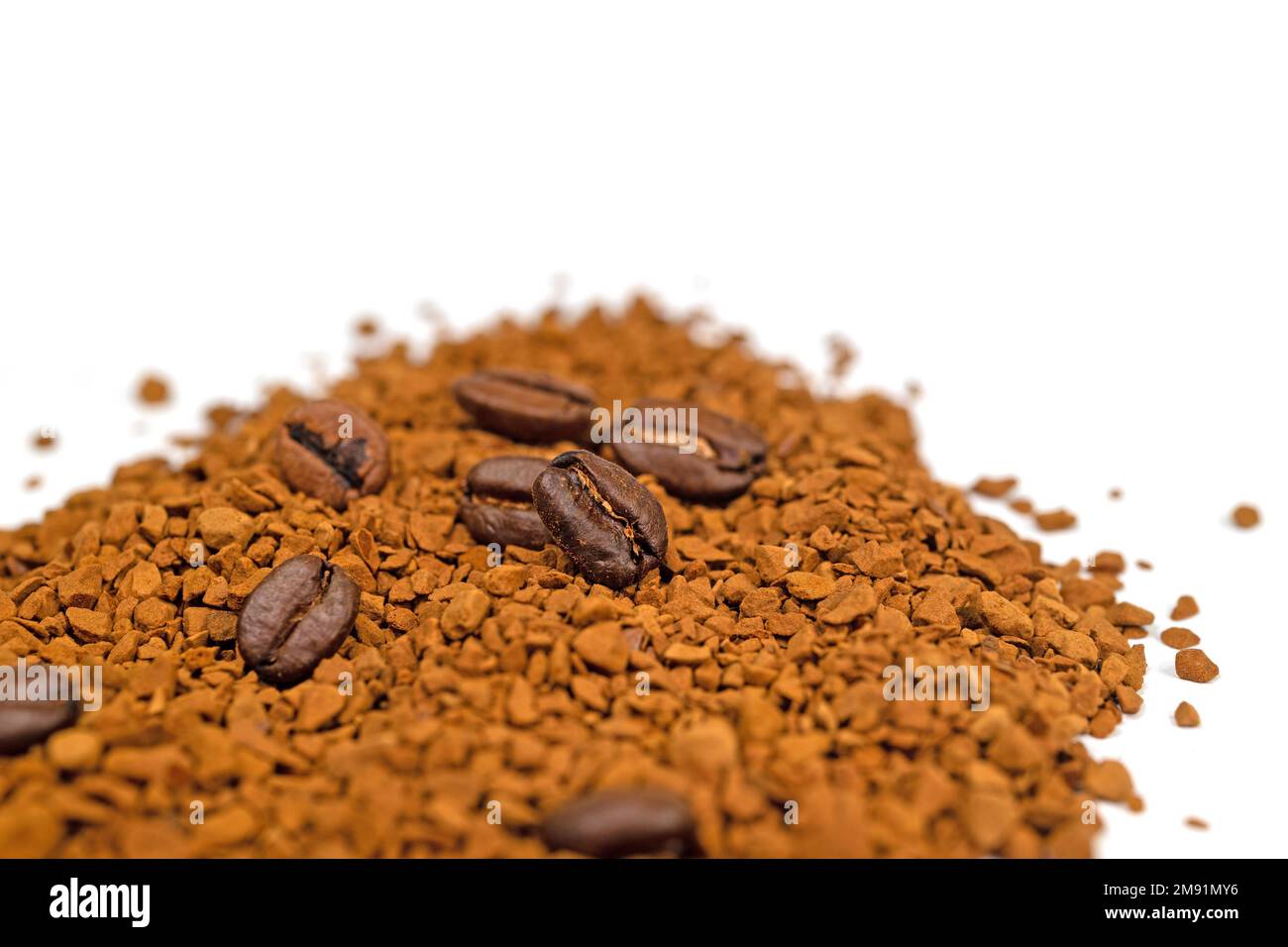 Chicchi di caffè istantanei su sfondo bianco Foto Stock
