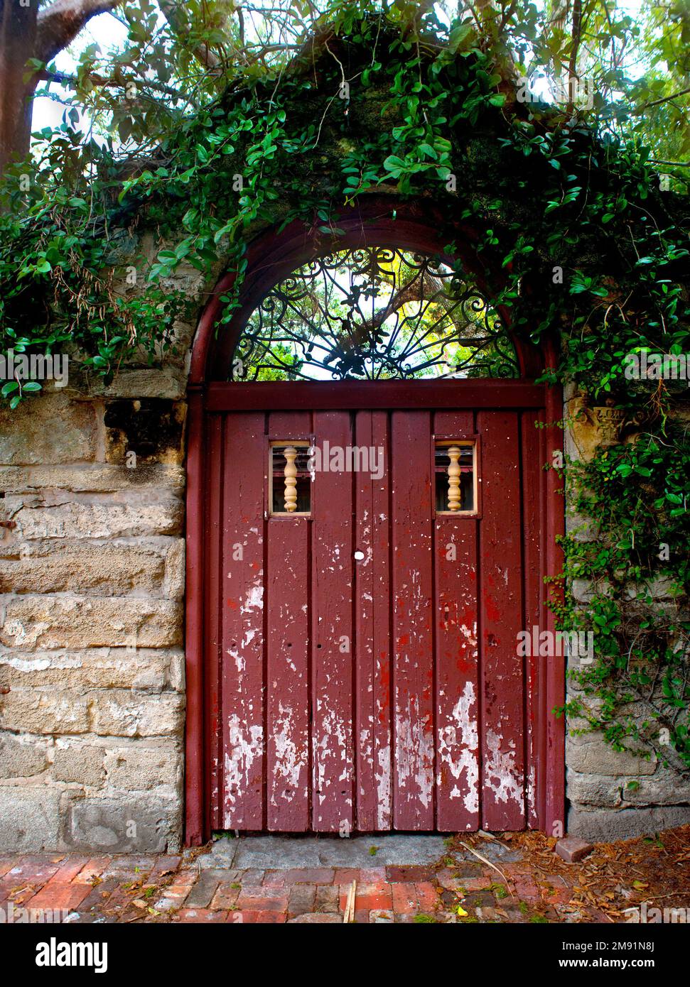 Un cancello rosso per entrare in una casa è Saint Augustine, Florida Foto Stock