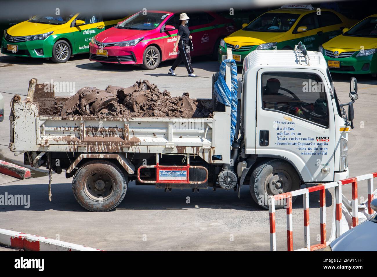 SAMUT PRAKAN, THAILANDIA, ottobre 12 2022, Un piccolo camion trasporta la sporcizia nel centro della città Foto Stock