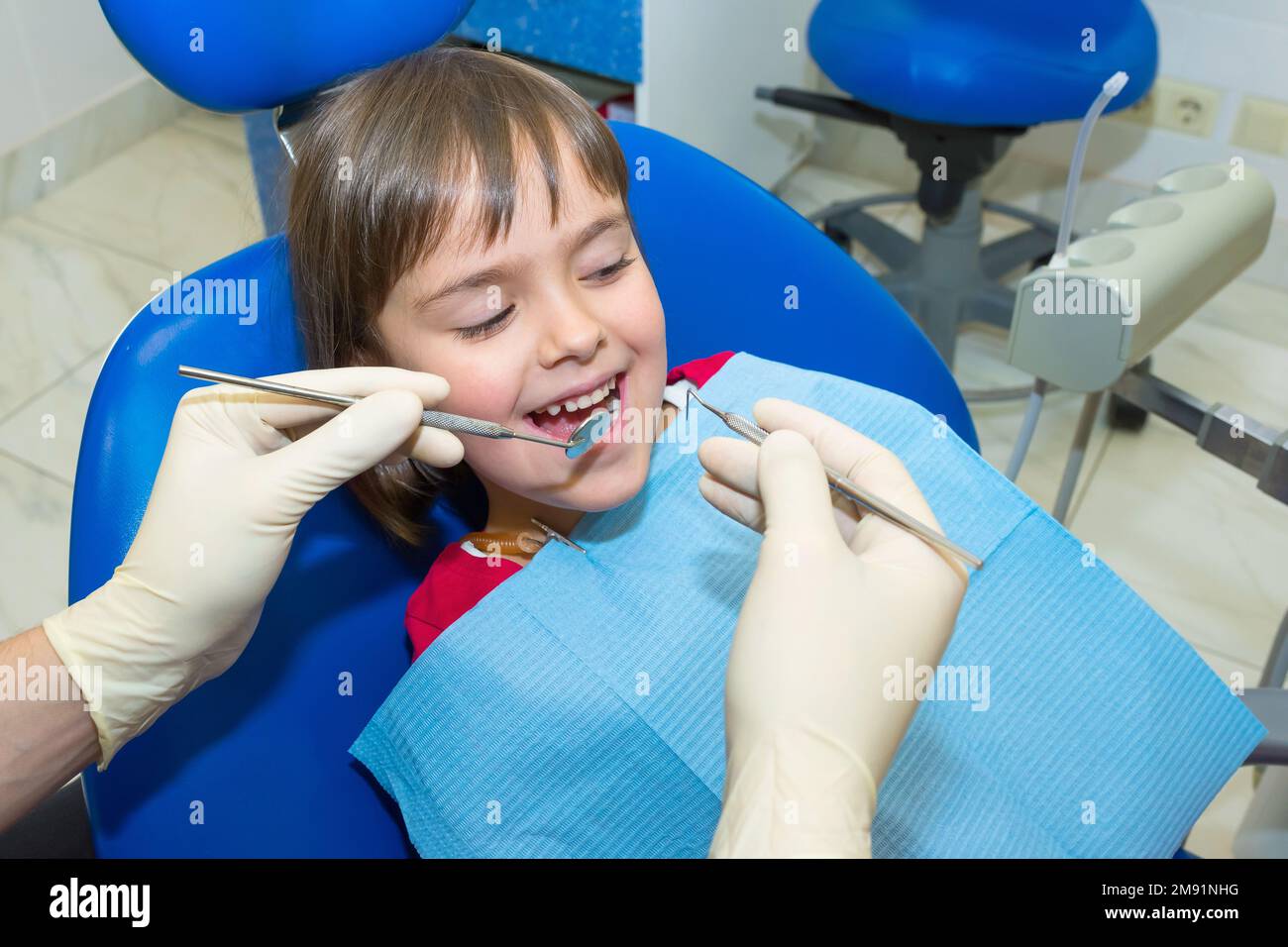 Un paziente bambino alla consultazione dei dentisti Foto Stock