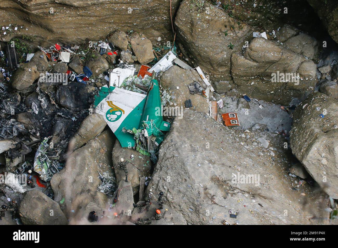 Pokhara, Nepal. 16th Jan, 2023. I resti dell'aereo Yeti Airlines con 72 persone a bordo morte sono visibili nella gola del fiume Seti a Pokhara. Credit: SOPA Images Limited/Alamy Live News Foto Stock