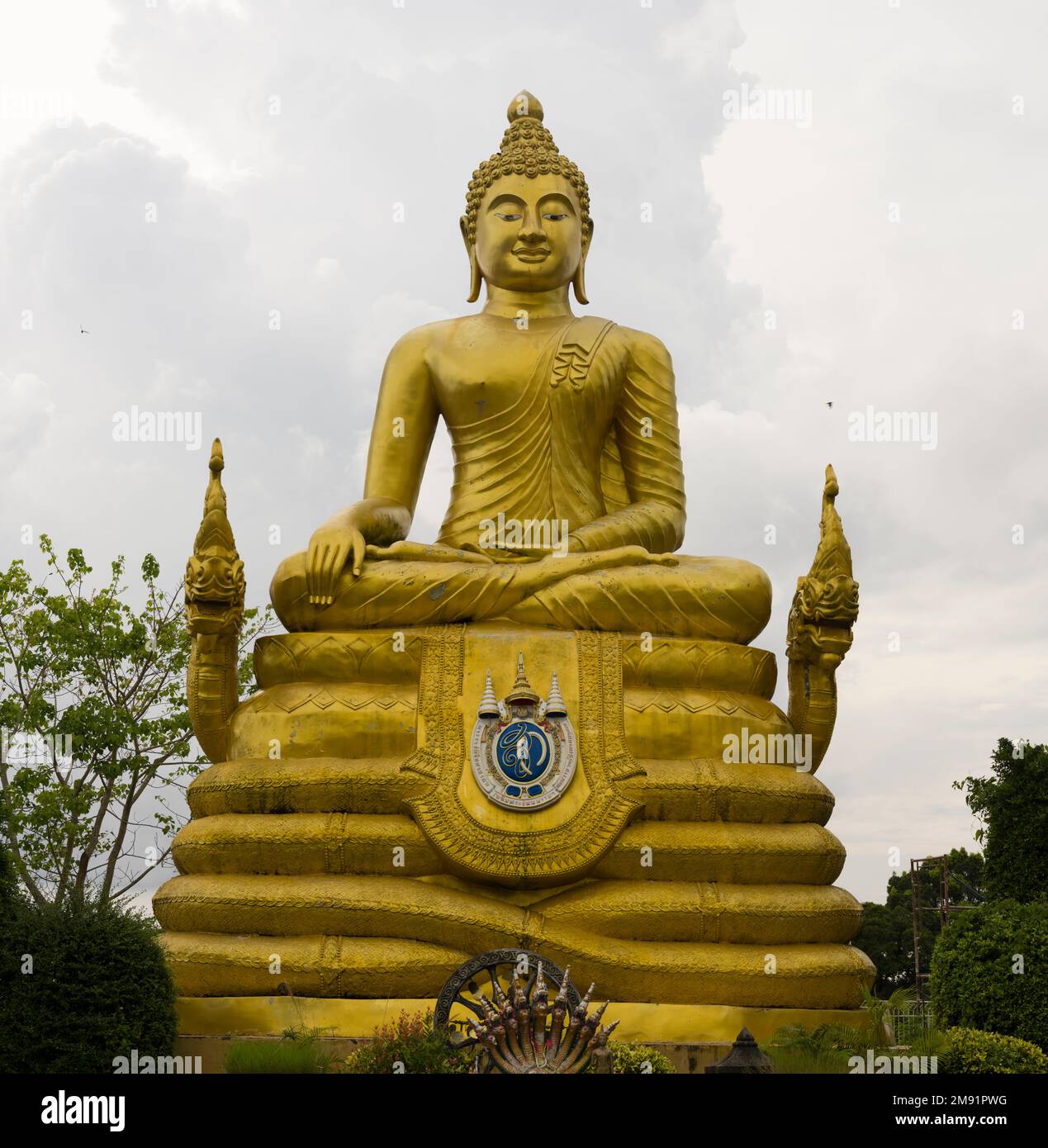 Phuket, Thailandia. Novembre 30, 2022. Tempio del Grande Buddha sull'isola di Phuket. Statue di Buddha nel giardino del tempio. Viaggi esotici e avventure. Foto Stock