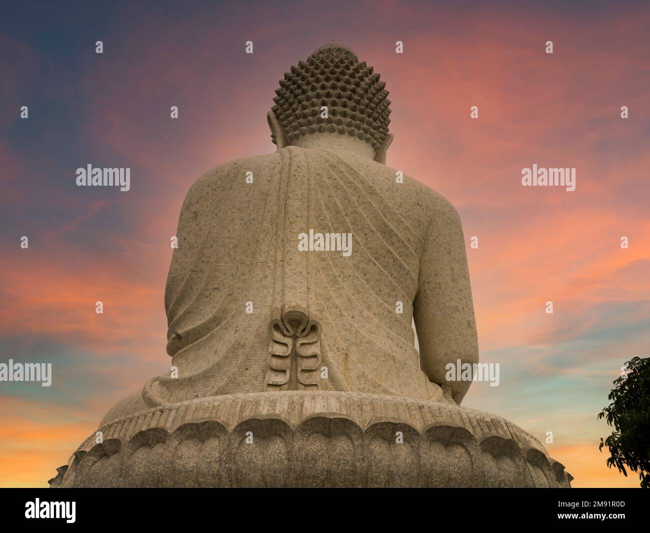 Tempio del Grande Buddha a Phuket. Vista posteriore della statua del Buddha. Destinazioni di viaggio importanti in Thailandia viaggio. Foto Stock