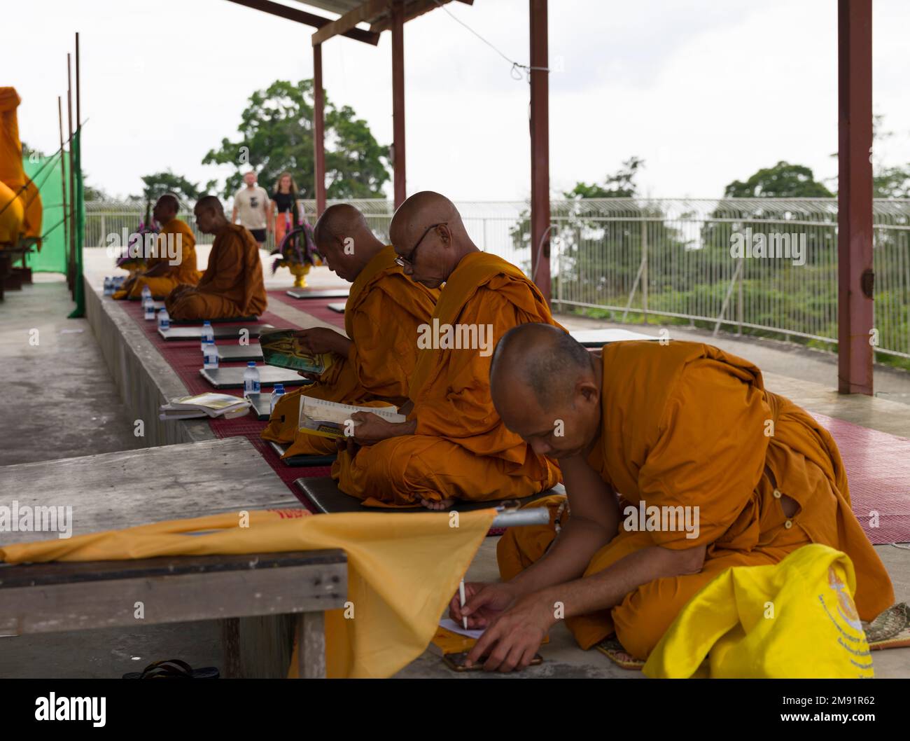 Phuket, Thailandia. Novembre 30, 2022. Tempio del Grande Buddha a Phuket. I monaci che pregano nel giardino del tempio. Foto Stock