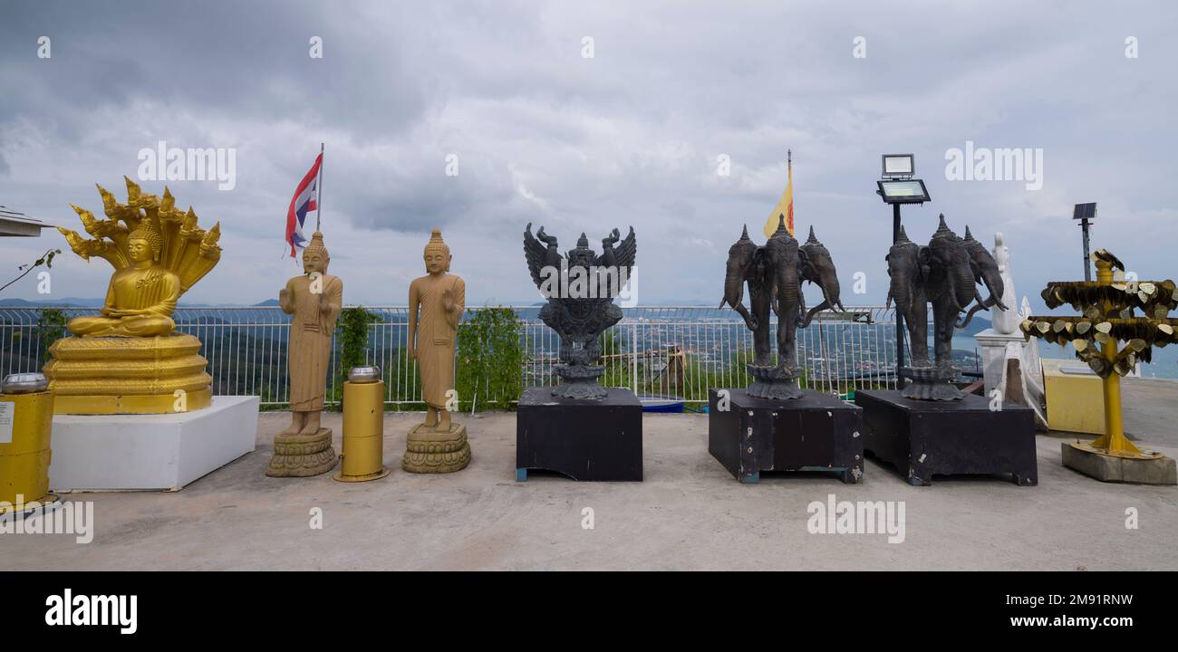 Phuket, Thailandia. Novembre 30, 2022. Tempio del Grande Buddha sull'isola di Phuket. Statue di Buddha nel giardino del tempio. Viaggi esotici e avventure. Foto Stock