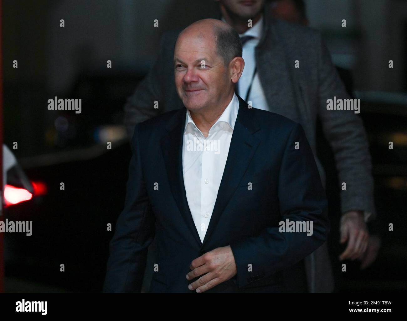 Magonza, Germania. 16th Jan, 2023. Il cancelliere tedesco OLAF Scholz (DOCUP) si presenta alla manifestazione annuale di calcio d'inizio del DOCUP Renania-Palatinato nel Padiglione 45. Il DOCUP Renania-Palatinato celebra il suo 75th° anniversario e il decennale di servizio del Presidente del Ministro. Credit: Arne Dedert/dpa/Alamy Live News Foto Stock