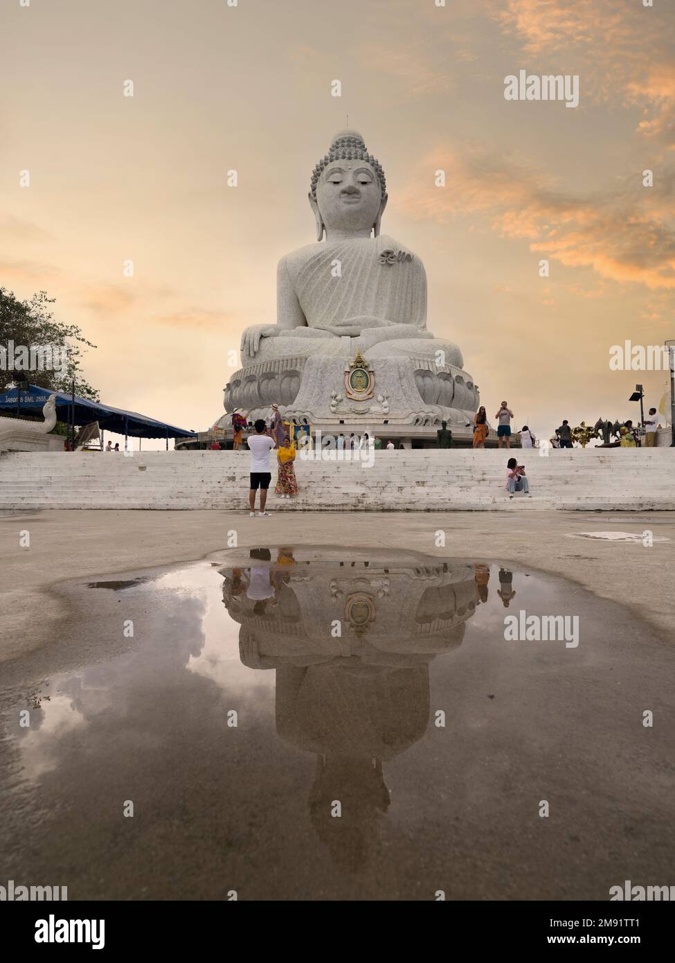 Phuket, Thailandia. Novembre 30, 2022. Scale di ingresso al Tempio del Grande Buddha sull'isola di Phuket. Visitatori che fanno un tour del tempio. Foto Stock