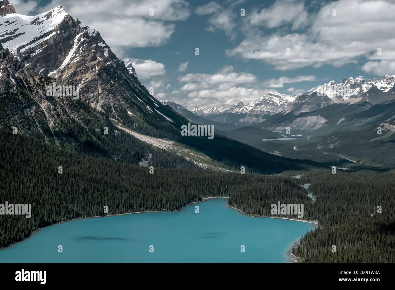Impressionante paesaggio di montagne, neve e lago nelle Montagne Rocciose in Canada Foto Stock