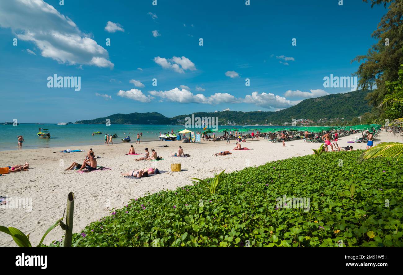 Patong Beach, Phuket, Thailandia. Novembre 30, 2022. Bella giornata sulla spiaggia di Patong. Persone che prendono il sole sulla spiaggia e nuotano nel mare.Thailand's mo Foto Stock