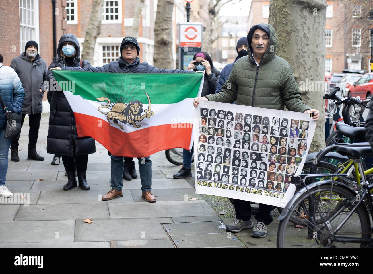 Londra, Regno Unito - 16 gennaio 2023: Mentre il Parlamento europeo discute a Strasburgo per elencare o meno l'IRGC come organizzazione terroristica, i manifestanti chiedono che l'IRGC sia considerato un gruppo terroristico. Credit: Sinai Noor/Alamy Live News Foto Stock