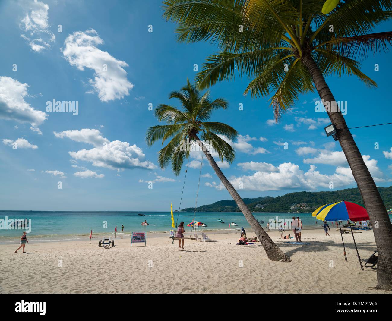 Patong Beach, Phuket, Thailandia. Novembre 30, 2022. Bella giornata sulla spiaggia di Patong. Persone che prendono il sole sulla spiaggia e nuotano nel mare.Thailand's mo Foto Stock