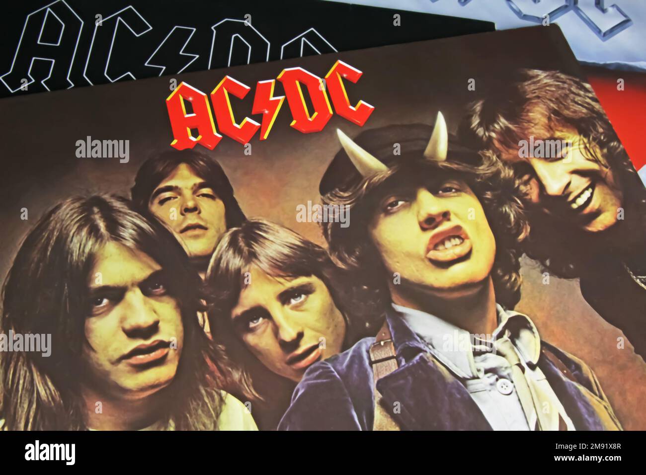 Viersen, Germania - Novembre 9. 2022: Closeup del disco in vinile isolato Highway to Hell album della band hard rock AC/DC pubblicato nel 1979 Foto Stock