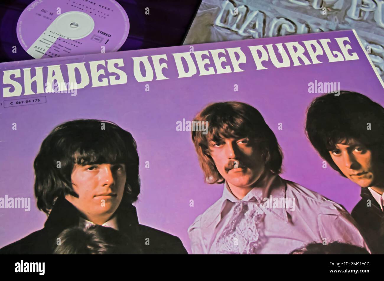 Viersen, Germania - Novembre 9. 2022: Closeup del disco di debutto isolato del vinile rock band album Shades of Deep Purple pubblicato nel 1968 Foto Stock