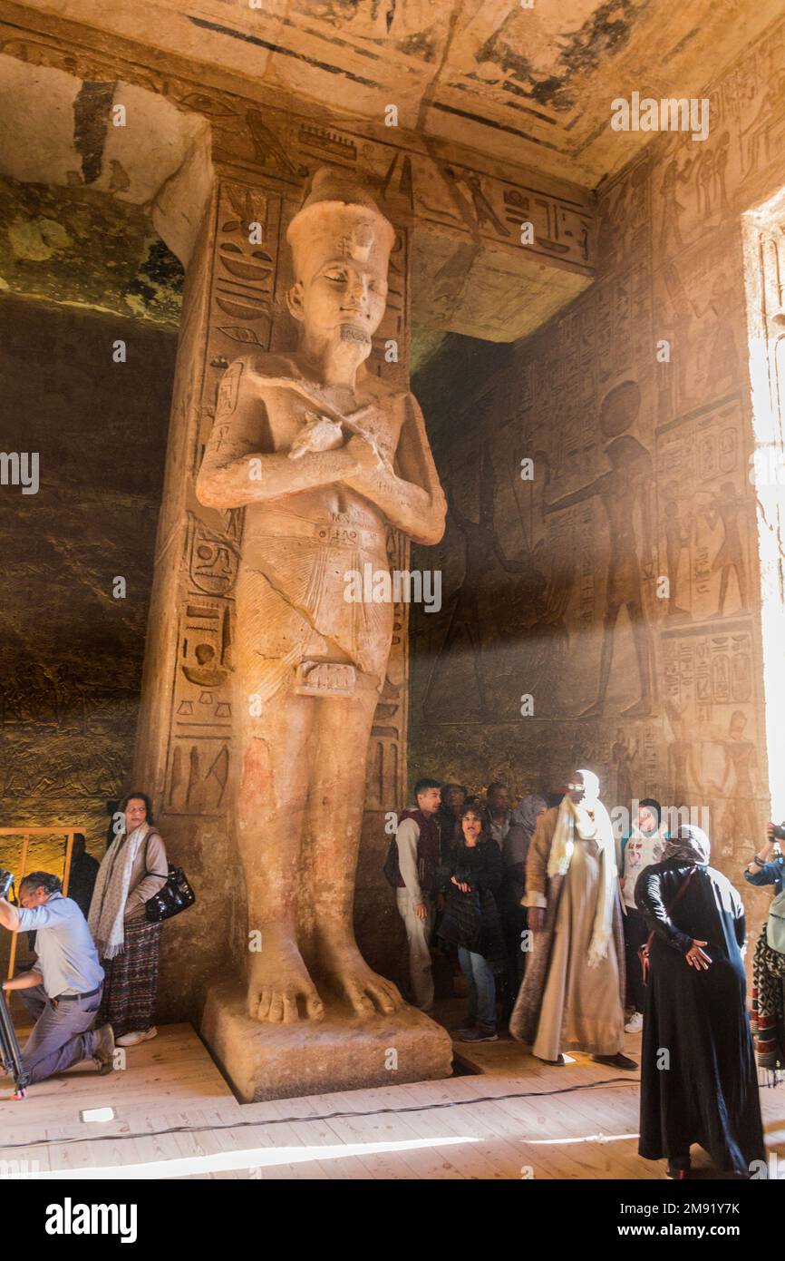 ABU SIMBEL, EGITTO - 22 FEBBRAIO 2019: Statua di Osiride di Ramesse II nella Grande Sala di Ipostura nel Grande Tempio di Ramesse II ad Abu Simbel, Egitto. Foto Stock