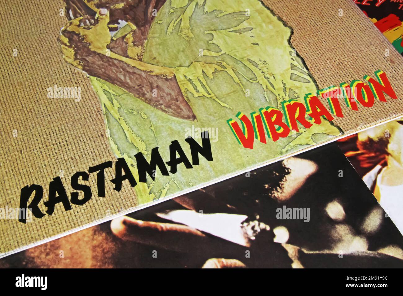 Viersen, Germania - Novembre 9. 2022: Primo piano del disco in vinile isolato Rastaman Vibration album di Bob Marley, pubblicato nel 1976 Foto Stock