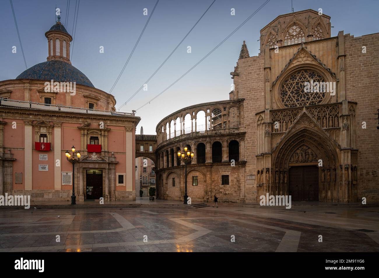 Cattedrale di Santa Maria di Valencia, una costruzione gotica costruita su un antico tempio romano. Al suo fianco si trova la Basilica di nostra Signora. Valencia. Spagna. Foto Stock