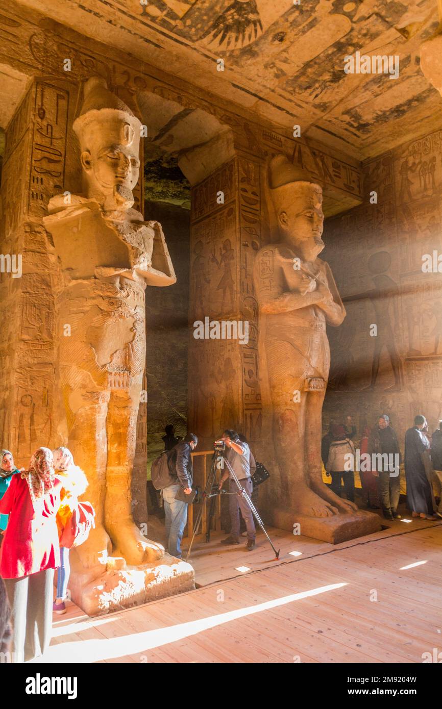 ABU SIMBEL, EGITTO - 22 FEBBRAIO 2019: Statue di Osiride di Ramesse II nella Grande Sala di Ipoststyle nel Grande Tempio di Ramesse II ad Abu Simbel, Egitto. Foto Stock