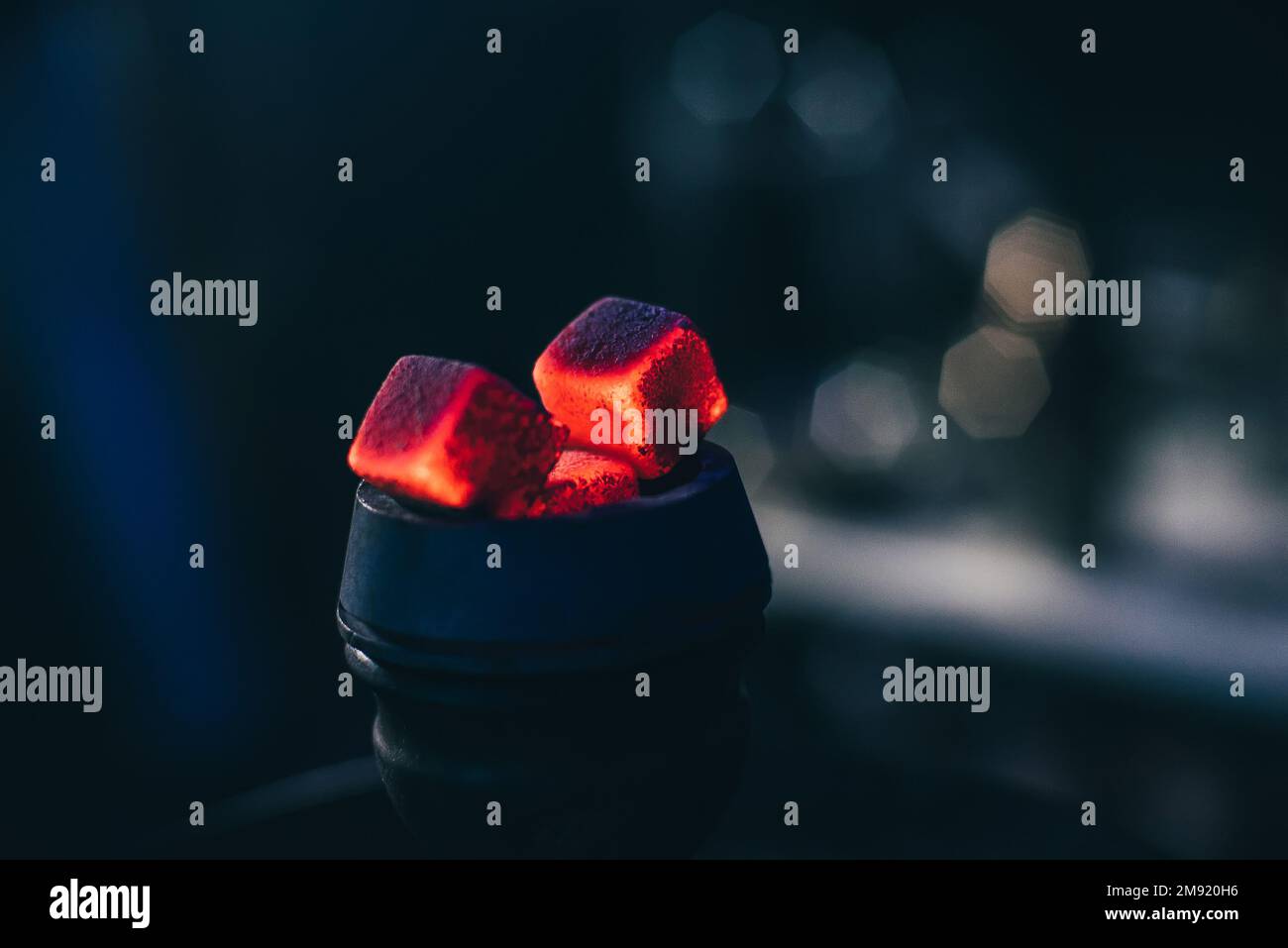 Carboni rossi caldi con hookah in ciotola per il fumo di Shisha e il rilassamento asiatico tradizionale primo piano Foto Stock