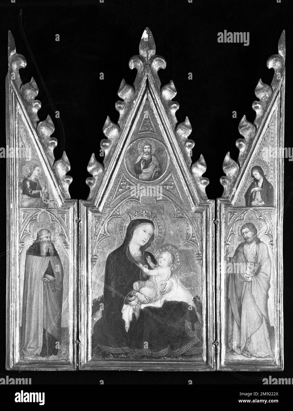 Madonna dell'umiltà, pala d'altare portatile Andrea di Bartolo (italiano, senese, attivo nel 1389, morto nel 1428). Madonna dell'umiltà, pala d'altare portatile, ca. 1410. Tempera e oro lavorato su pannelli di pioppo, pannello centrale: 16 11/16 x 7 1/8 in. (42,4 x 18,1 cm). Questo trittico devozionale (un dipinto su tre pannelli) era destinato all'uso in una cappella privata o in un angolo della casa. La Vergine è raffigurata seduta direttamente a terra invece che su un trono, una cosiddetta Madonna dell'umiltà, che sottolinea la sua umile e relabile posizione di madre. Il trittico non sarebbe appeso piatto su un muro, ma r Foto Stock