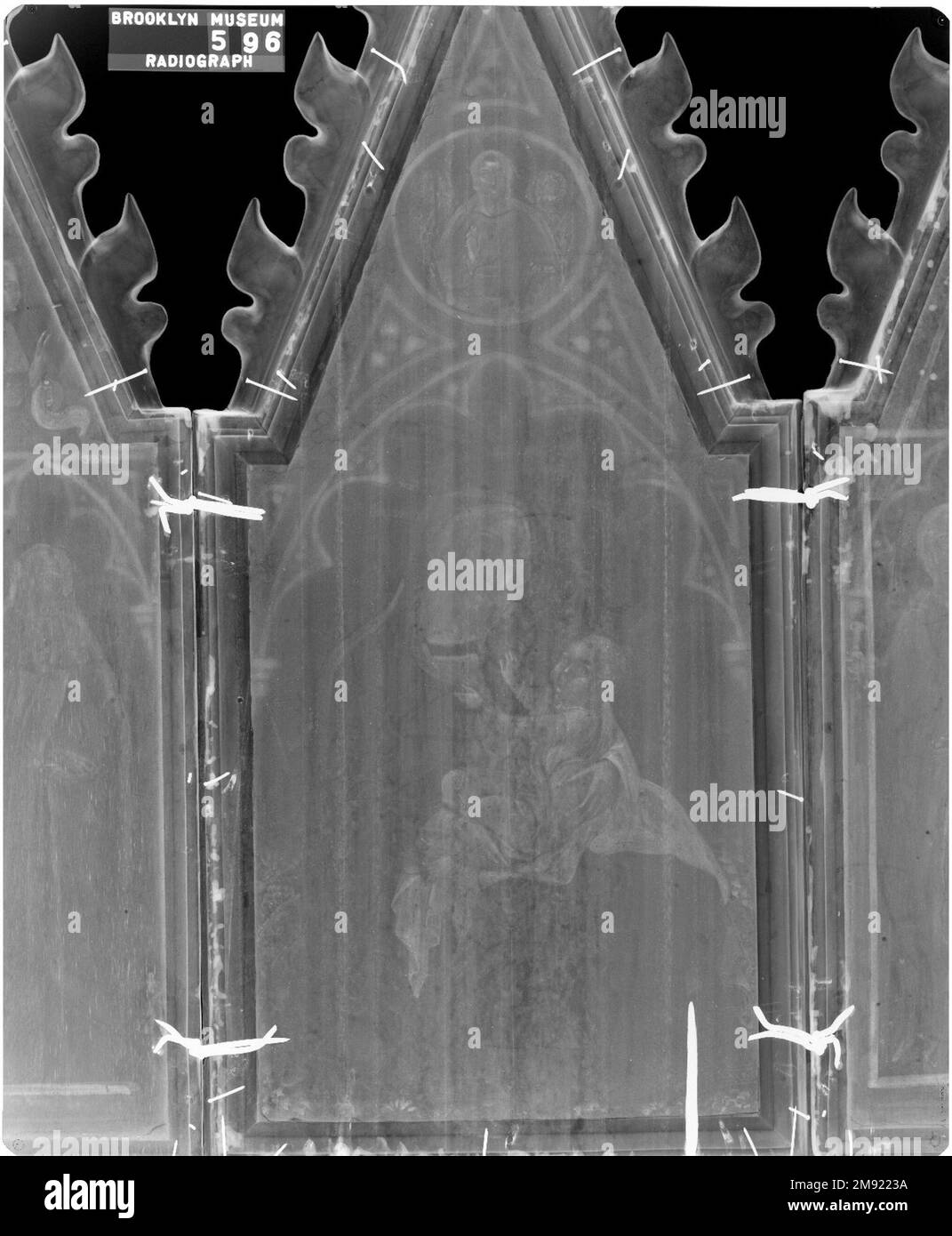 Madonna dell'umiltà, pala d'altare portatile Andrea di Bartolo (italiano, senese, attivo nel 1389, morto nel 1428). Madonna dell'umiltà, pala d'altare portatile, ca. 1410. Tempera e oro lavorato su pannelli di pioppo, pannello centrale: 16 11/16 x 7 1/8 in. (42,4 x 18,1 cm). Questo trittico devozionale (un dipinto su tre pannelli) era destinato all'uso in una cappella privata o in un angolo della casa. La Vergine è raffigurata seduta direttamente a terra invece che su un trono, una cosiddetta Madonna dell'umiltà, che sottolinea la sua umile e relabile posizione di madre. Il trittico non sarebbe appeso piatto su un muro, ma r Foto Stock