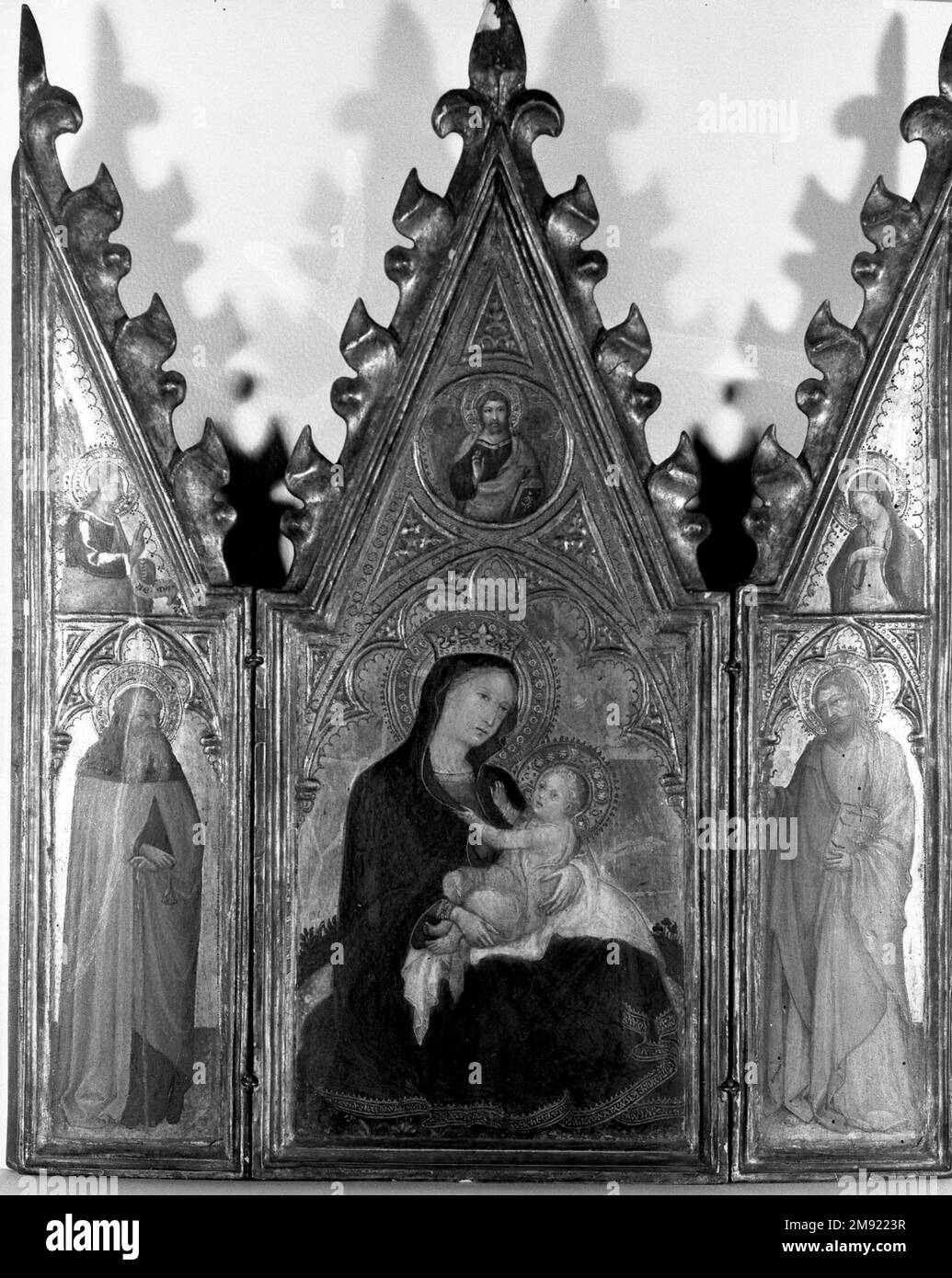 Madonna dell'umiltà, pala d'altare portatile Andrea di Bartolo (italiano, senese, attivo nel 1389, morto nel 1428). Madonna dell'umiltà, pala d'altare portatile, ca. 1410. Tempera e oro lavorato su pannelli di pioppo, pannello centrale: 16 11/16 x 7 1/8 in. (42,4 x 18,1 cm). Questo trittico devozionale (un dipinto su tre pannelli) era destinato all'uso in una cappella privata o in un angolo della casa. La Vergine è raffigurata seduta direttamente a terra invece che su un trono, una cosiddetta Madonna dell'umiltà, che sottolinea la sua umile e relabile posizione di madre. Il trittico non sarebbe appeso piatto su un muro, ma r Foto Stock