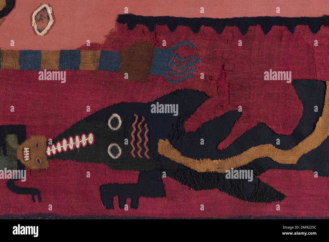 Poncho o Tunico Nasca. Poncho o Tunic, 100-200 C.E. Fibra camelide, 74 7/16 x 27 9/16 poll. (189,1 x 70 cm). Questo grande pannello è l’esempio più elaborato della tecnica discontinua dell’ordito e della trama della collezione del Museo. Con questa tecnica, gli orditi e le trame sul tessuto cambiano ad ogni colore e seduta di tessitura, anziché essere continui lungo la lunghezza e la larghezza del tessuto (vedi diagramma). I disegni audaci sullo sfondo rosso includono tre grandi e colorati esseri soprannaturali collegati a diverse figure più piccole. La figura più grande indossa una pellicce verde e gialla e. Foto Stock
