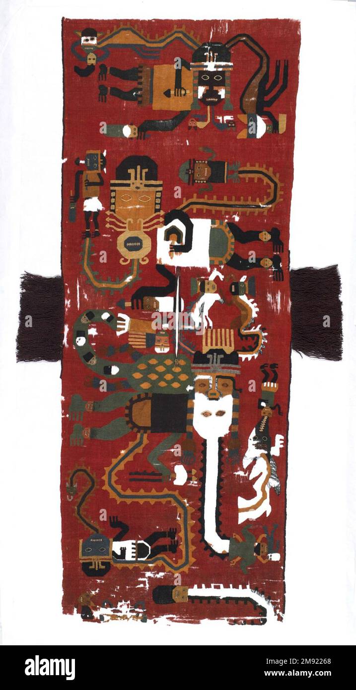 Poncho o Tunico Nasca. Poncho o Tunic, 100-200 C.E. Fibra camelide, 74 7/16 x 27 9/16 poll. (189,1 x 70 cm). Questo grande pannello è l’esempio più elaborato della tecnica discontinua dell’ordito e della trama della collezione del Museo. Con questa tecnica, gli orditi e le trame sul tessuto cambiano ad ogni colore e seduta di tessitura, anziché essere continui lungo la lunghezza e la larghezza del tessuto (vedi diagramma). I disegni audaci sullo sfondo rosso includono tre grandi e colorati esseri soprannaturali collegati a diverse figure più piccole. La figura più grande indossa una pellicce verde e gialla e. Foto Stock