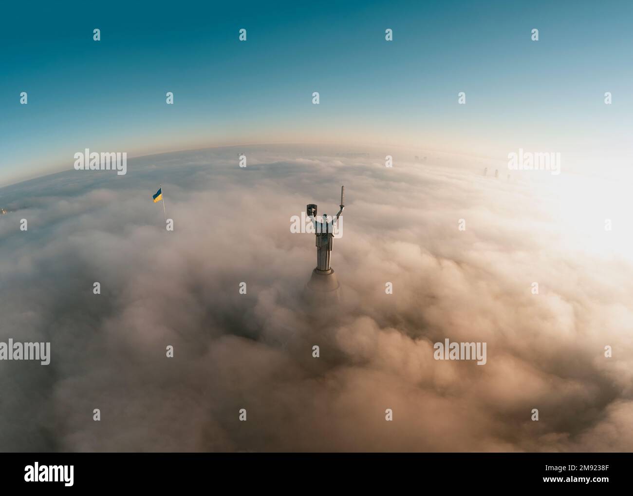 Kiev, Ucraina, circa 2022 - Vista aerea di Kiev Kiev, glorioso Monumento della Patria, Lesi Ukrainka Boulevard, Ucraina, mattina presto nella nebbia. Vista del drone Foto Stock