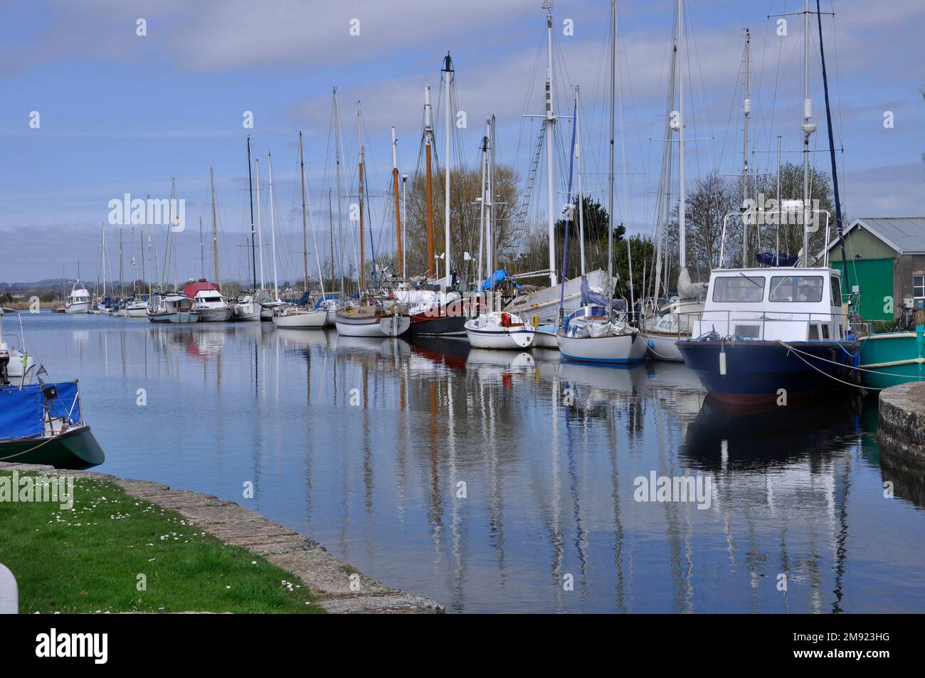 Barche ormeggiate nel canale della nave Exeter in una tarda giornata di primavera vicino alla serratura vicino al Turf Hotel sull'estuario exe; Exeter. Devon. Inghilterra Foto Stock