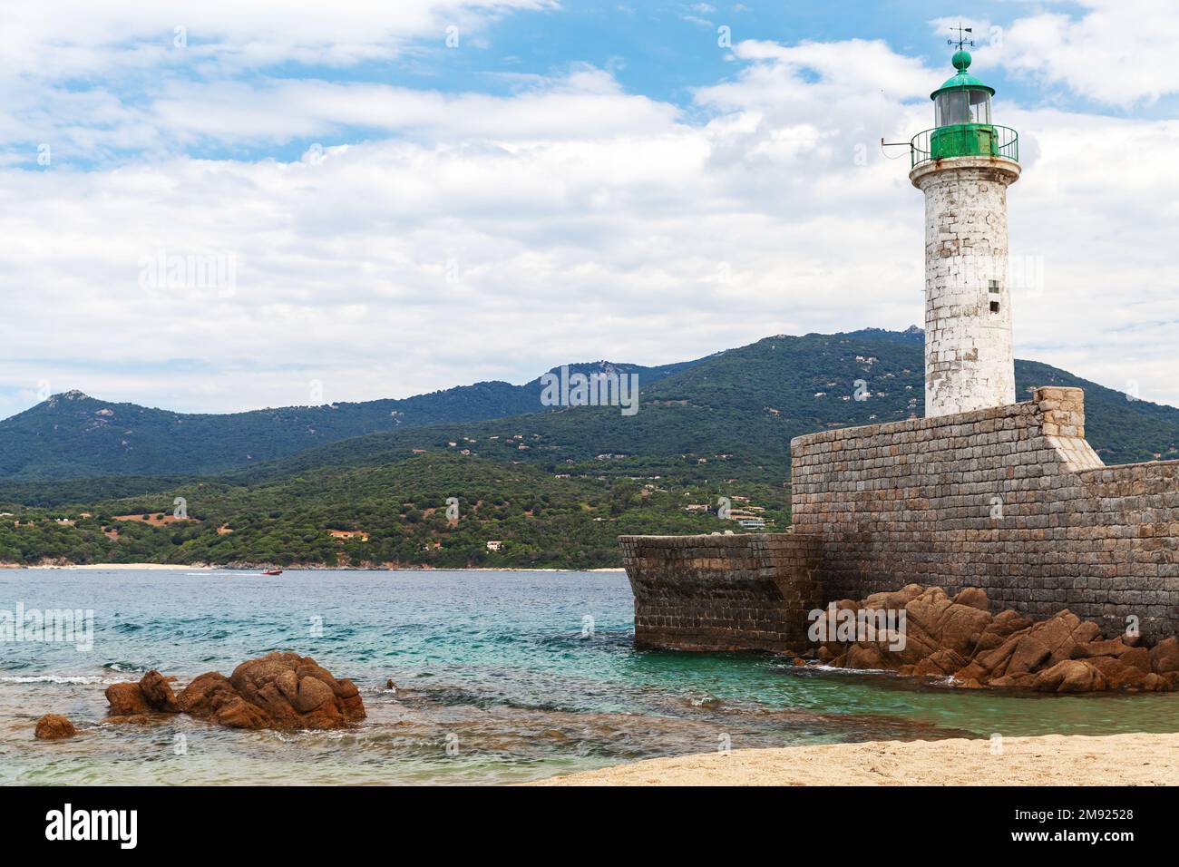 Torre del faro bianco all'ingresso del porto di Propriano, isola di Corsica, Francia Foto Stock
