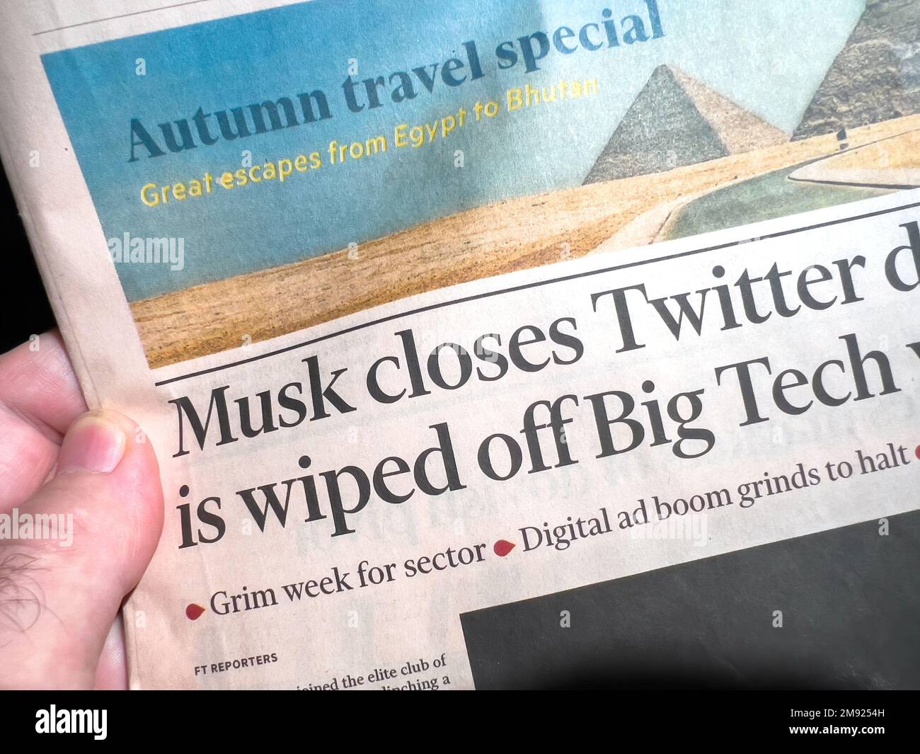 Parigi, Francia - 29 ottobre 2022: Primo piano macro shot del giornale Financial Times con il titolo Elon Musk chiude l'accordo twitter mentre 1 trilioni di dollari vengono spazzati via dalle grandi valutazioni tecnologiche Foto Stock