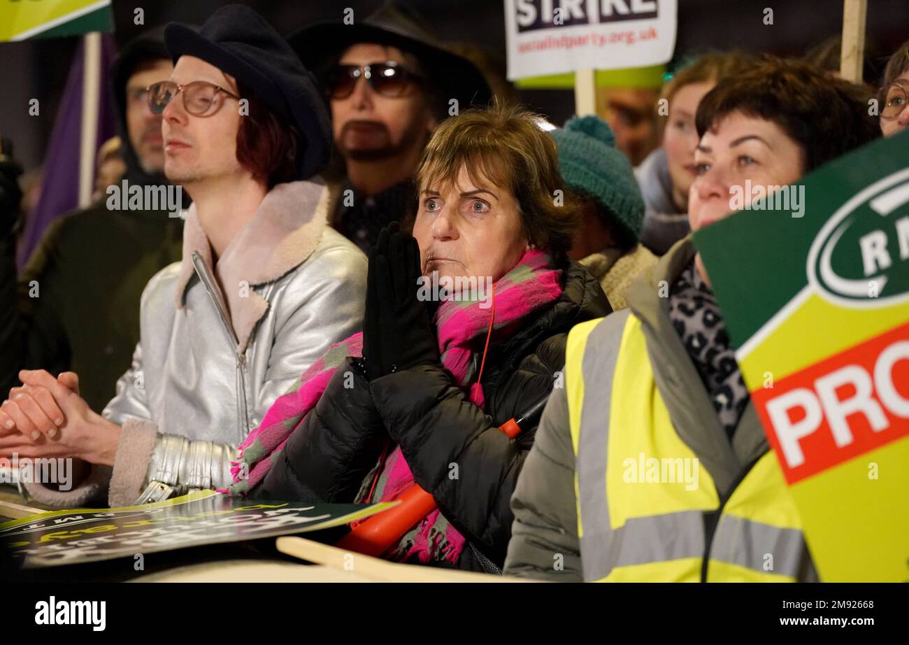 Manifestanti al di fuori del Parlamento di Londra, mentre il disegno di legge sui livelli minimi di servizio durante gli scioperi raggiunge la sua seconda lettura. Data immagine: Lunedì 16 gennaio 2023. Foto Stock