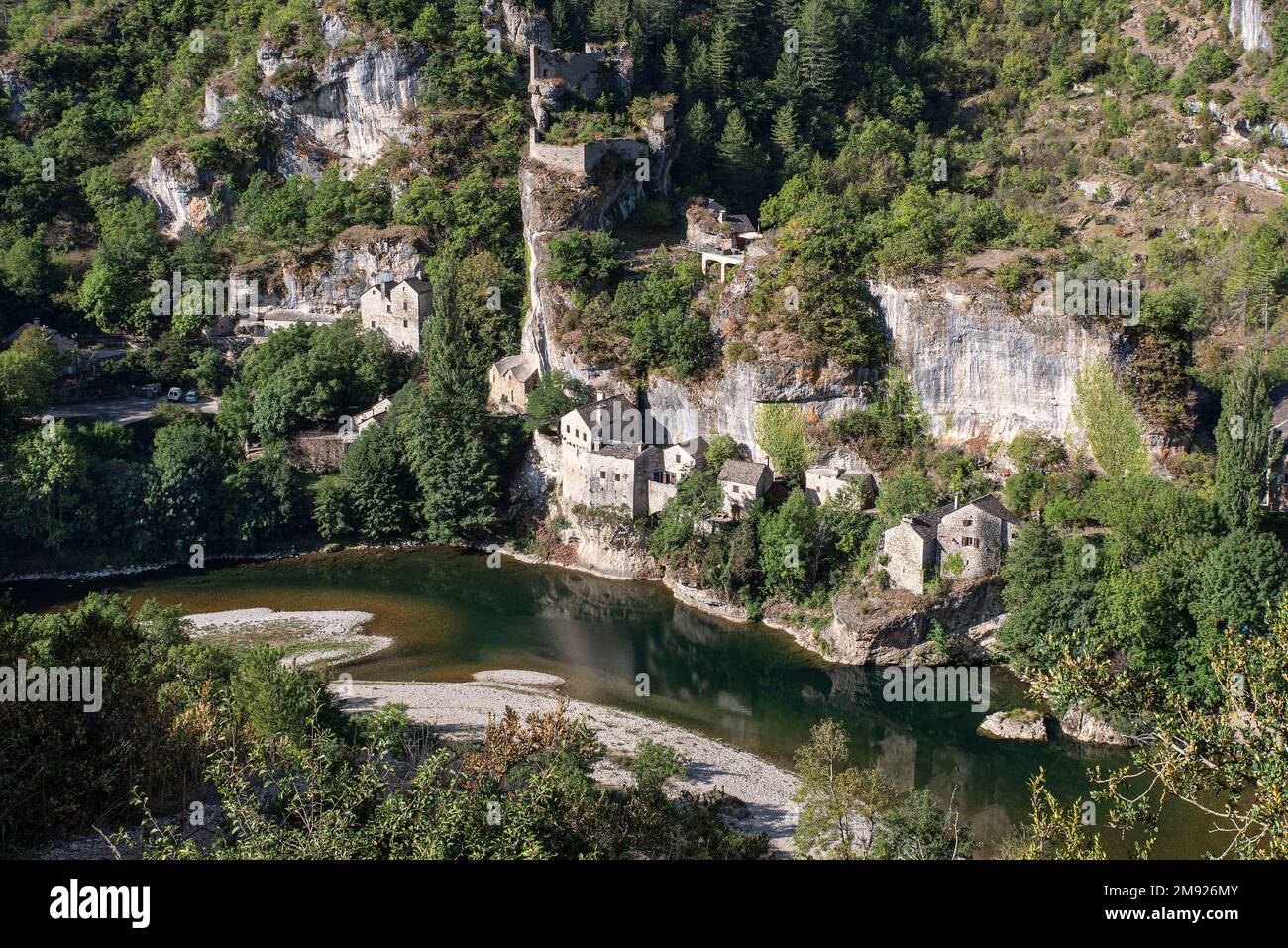 Pittoresco villaggio nelle Gorges du Tarn in Francia con un tipico ponte Foto Stock