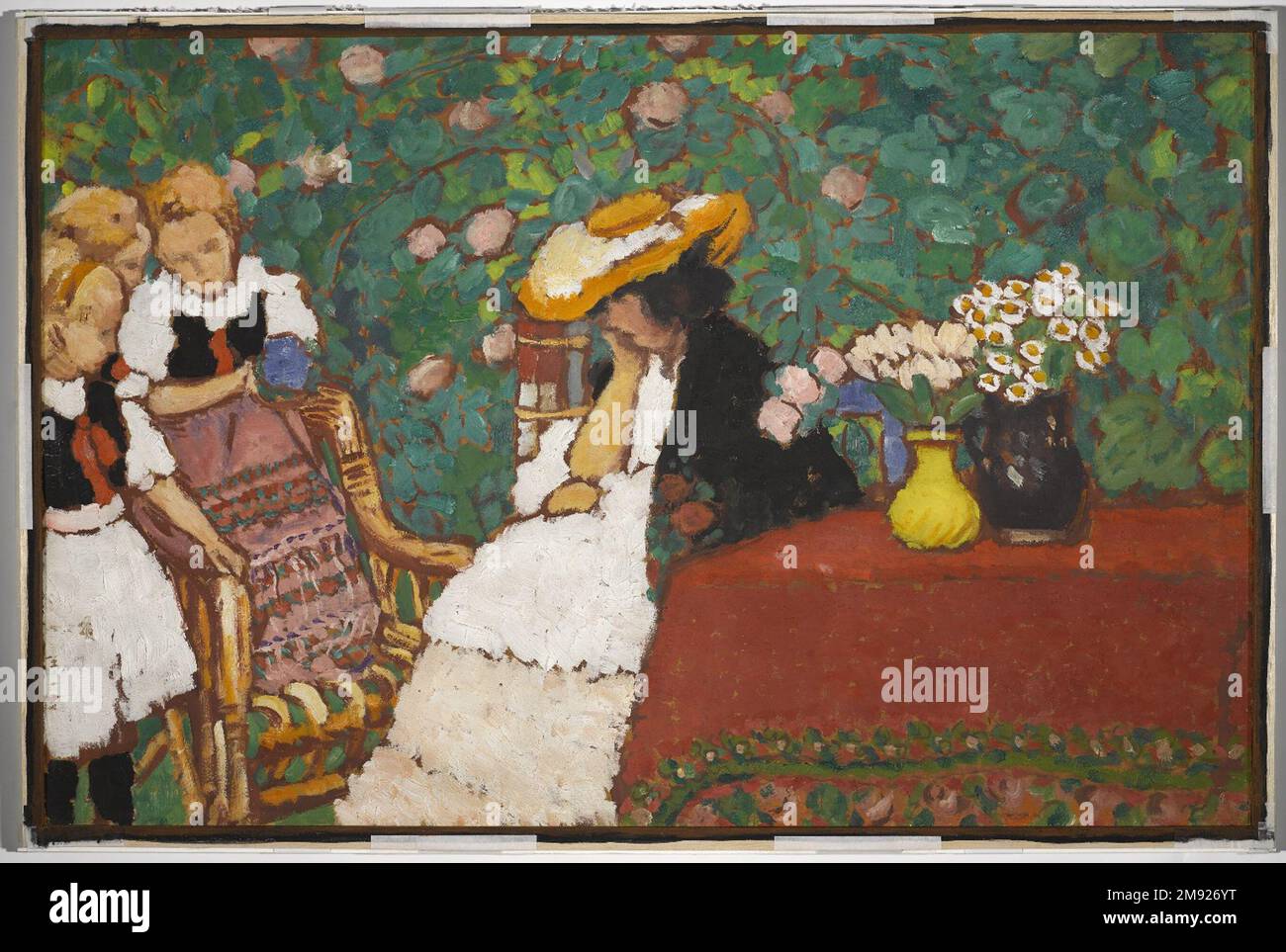 Donna con tre ragazze József Rippl-Rónai (ungherese, 1861-1927). Donna con tre ragazze, ca. 1909. Olio a bordo, 24 1/8 x 36 3/4 poll. (61,3 x 93,3 cm). Ispirandosi alle tecniche d'avanguardia osservate mentre viveva a Parigi nell'ultimo decennio del XIX secolo, József Rippl-Rónai sviluppò uno stile che giustapponeva le daubs di colori luminosi e comprimeva le figure, gli arredi e i motivi dei suoi dipinti simili a arazzi in un unico piano. Quando tornò in Ungheria nel 1901, combinò queste innovazioni formali con elementi che rifletterebbero un caratteristico stile ungherese moderno. Qui Foto Stock