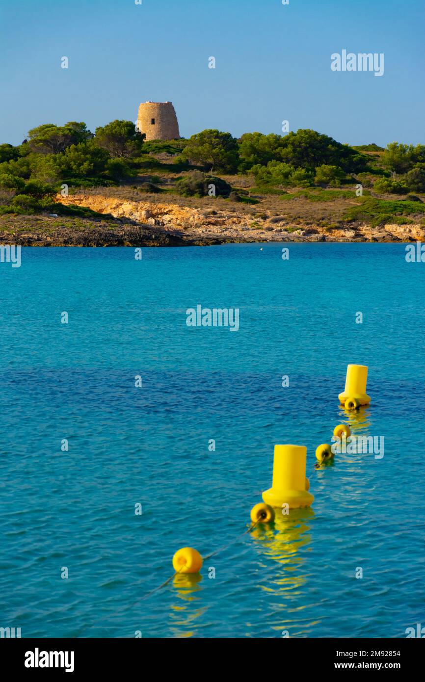 Cala Xinxell, a Ses Illetes, a sud della città di Palma, con l'isola di SA Torre e la sua torre Foto Stock