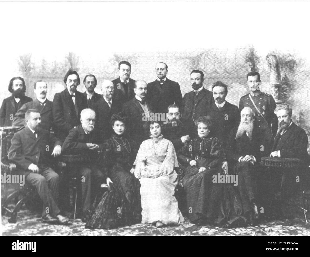 Circolo letterario Venerdì. Seduta da sinistra a destra: A. A. Golenishchev-Kutuzov, V. S. Likhachev, Mirra Lokhvitskaya, P. S. Solovyova (Allegro), A. E. Zarin, Olga Chyumina (?), V. P. Avenarius, N. N. Yuriin ( ?); in piedi: A. I. Leman, V. L. Velichko (?), A. A. Izmailov, K. N. Ldov (?), Fedor Sologub, V. A. Shuf, N. M. Sokolov (?), V. A. Mazurkevich, P. F. Porfirov, N. M. Minsky, Prince. V. V. Baryatinsky (?). ca. 1900 Foto Stock