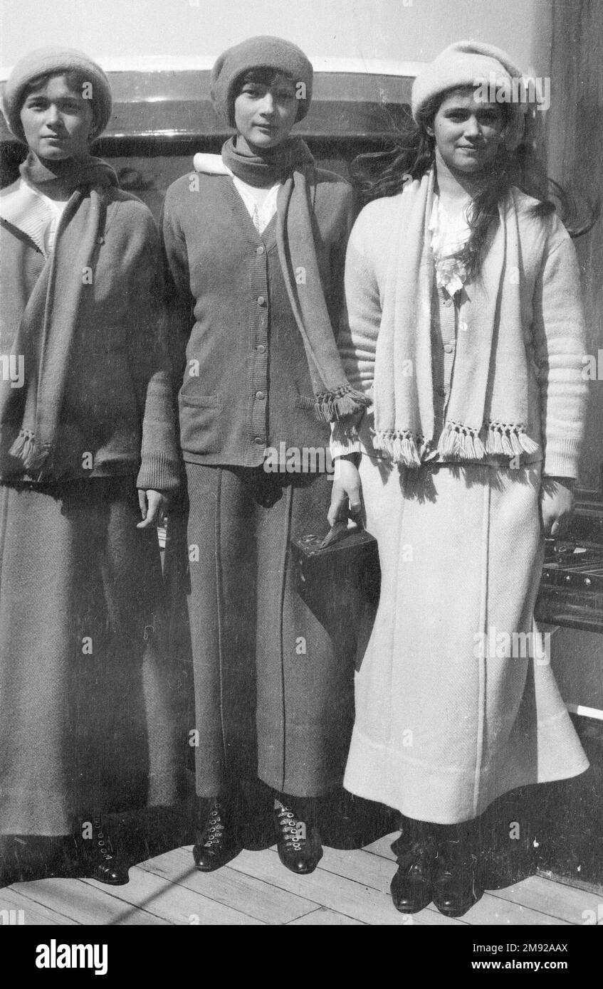 Le Granduchesse Olga, Tatiana e Maria Nikolaevna a bordo dell'Imperial Yacht Standard ca. 1914 Foto Stock