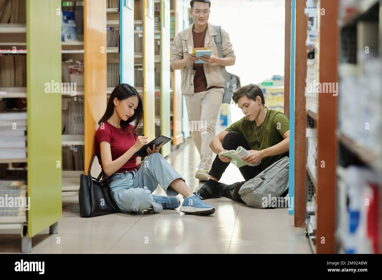 Gli studenti delle scuole superiori si riuniscono in biblioteca per lavorare al progetto Foto Stock