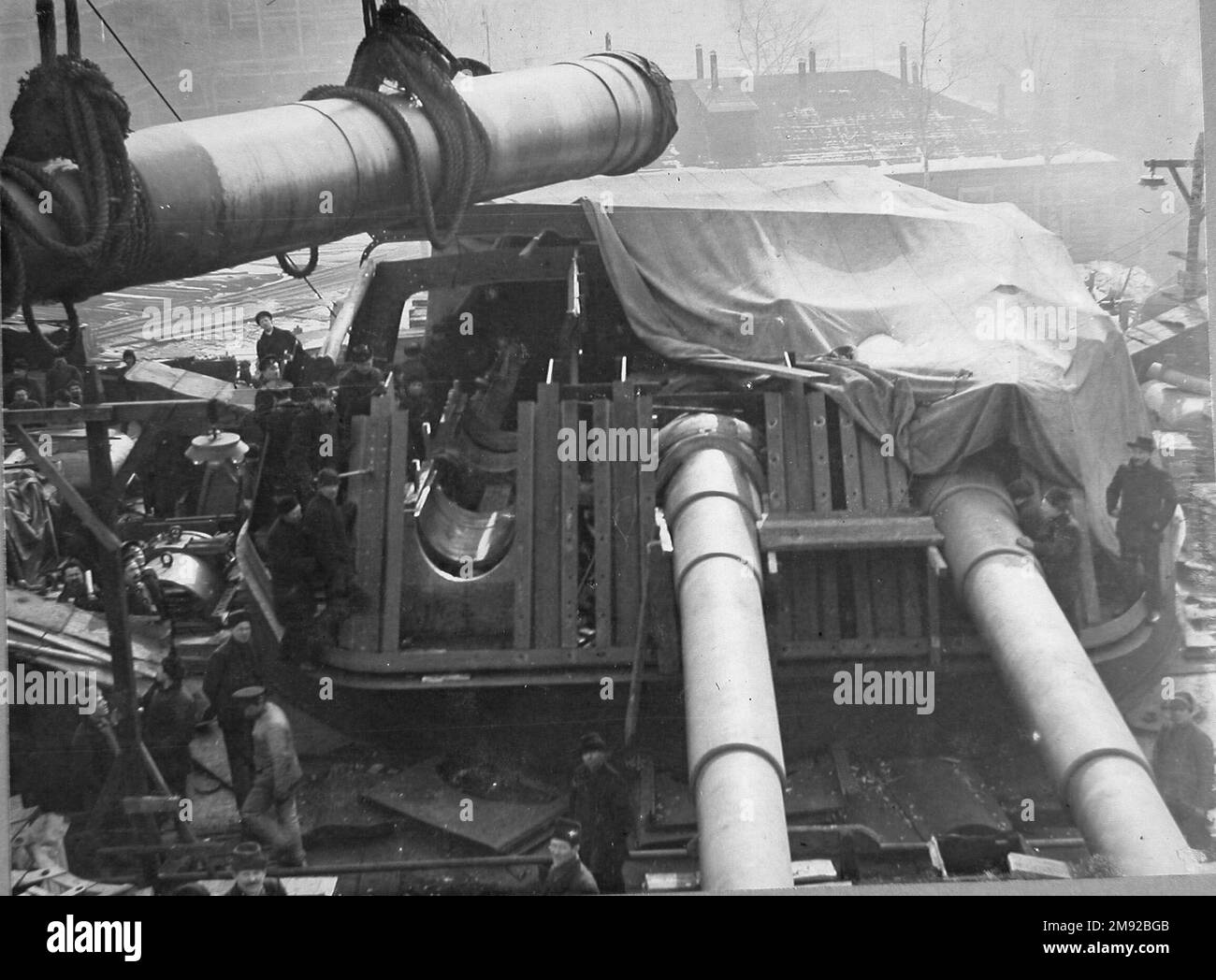 Costruzione di una torretta di calibro principale su una nave da guerra di classe Gengut Poltava ca. Inverno 1914 Foto Stock