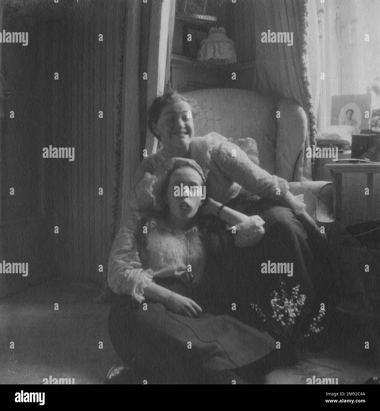 Le Granduchesse Maria e Anastasia Nikolaevna della Russia si accanono per la fotocamera nel 1915 o 1916 Foto Stock