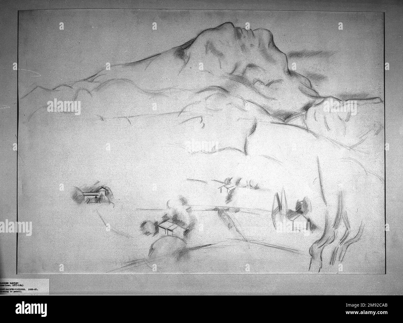 Mont Sainte-Victoire Marsden Hartley (americano, 1877-1943). Mont Sainte-Victoire, 1926-1927. Grafite su carta spessa, ruvida, color crema, foglio: 22 5/8 x 31 3/16 poll. (57,5 x 79,2 cm). In omaggio a Paul Cézanne, il modernista Marsden Hartley trascorse un periodo vivendo e lavorando nel paesaggio preferito dell’artista francese, Aix-en-Provence, nel sud della Francia. Come Cézanne aveva fatto, Hartley ha raffigurato ripetutamente il profilo distintivo del Mont Sainte-Victoire. In questo disegno di ricambio, catturò la monumentalità e i contorni scultorei della montagna usando un piatto Foto Stock
