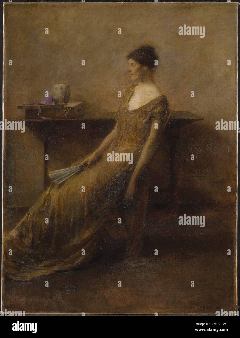 Lady in Gold Thomas Wilmer Dewing (americano, 1851-1938). Signora in oro, ca. 1912. Olio su tela, 24 x 18 1/16 poll. (60,9 x 45,8 cm). I dipinti di Thomas Wilmer Dewing spesso possiedono un’aura del mistero. E' come se l'artista ci sfidasse ad immaginare chi sono le donne e perché sembrano così ultraterrene. L'atmosfera densa e quasi di casa in cui si siede questa donna sembra soffocante, e i suoi occhi semichiusi suggeriscono che è in uno stato trancelike. Queste qualità hanno portato alcuni interpreti femministi a concludere che Dewing raffigurava le donne come bei simboli di una vita interiore esteticamente orientata Foto Stock