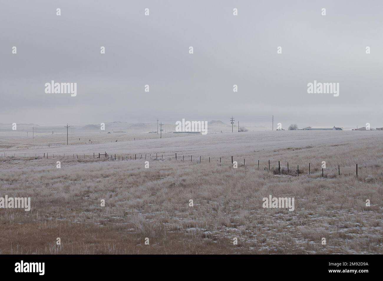 Gillette, Wyoming - 25 gennaio 2021: Recintato in terra coperta di neve in una fredda giornata invernale nuvolosa a Gillette, Wyoming. Foto Stock