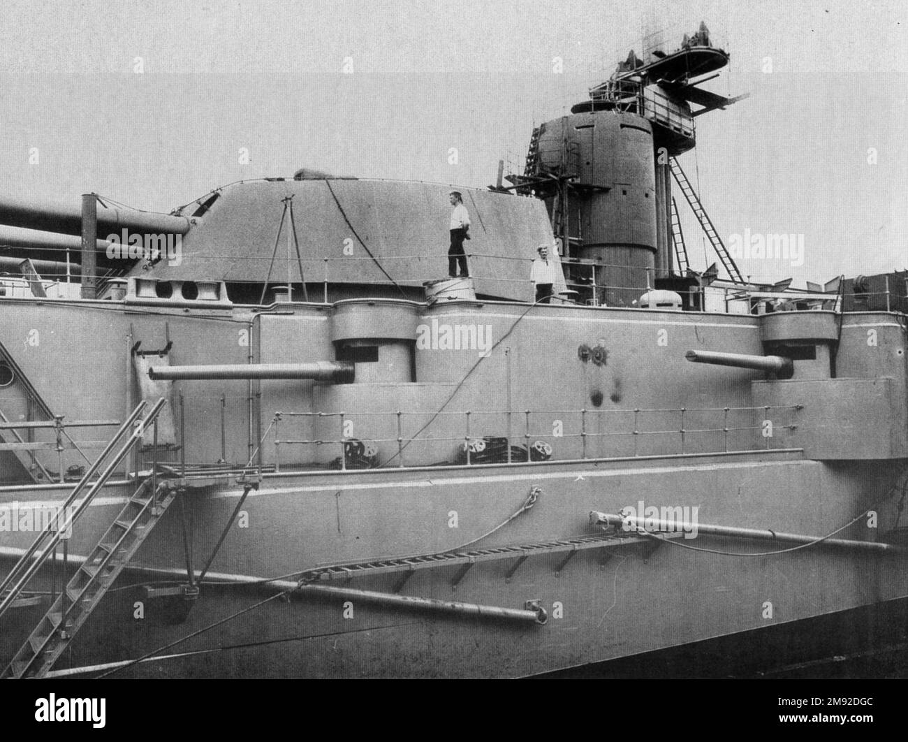 Pistole anti-siluro di calibro della nave da guerra imperiale russa Gangut ca. 21 giugno 1914 Foto Stock