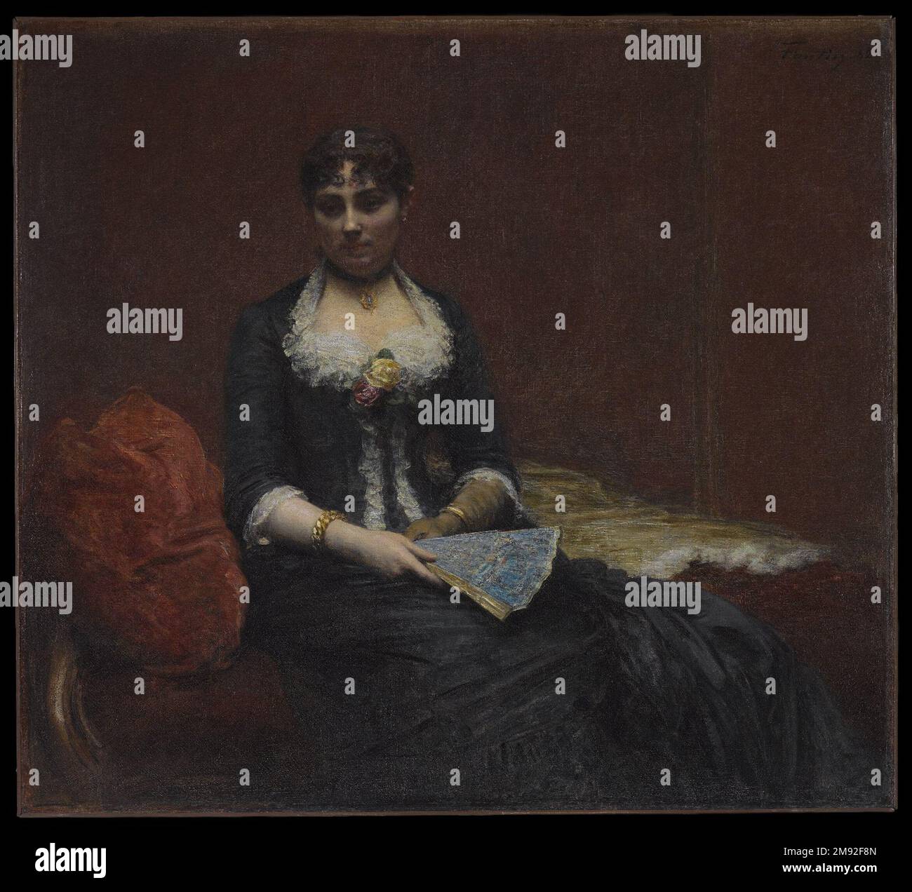 Ritratto di Madame Léon Maître (Ritratto di Madame Léon Maître) Henri Fantin-Latour (francese, 1836-1904). , 1882. Olio su tela, 50 x 55 1/8 in., 122 lb. (127 x 140 cm, 55,34kg). Henri Fantin-Latour impregò il suo sitter, la cognata di un amico, con un'aria di malinconia introspettiva, e i gioielli, i fan e il corsage, delicatamente resi, rivelarono il suo talento per la vita morta. Mentre lavorava a questo ritratto, l'artista probabilmente vide Un Bar al Folies-Bergère nello studio del suo amico di lunga data Édouard Manet. Il vestito da sera nero, con pizzo, di Madame Maître, la sua cetella e i fiori del suo déco Foto Stock