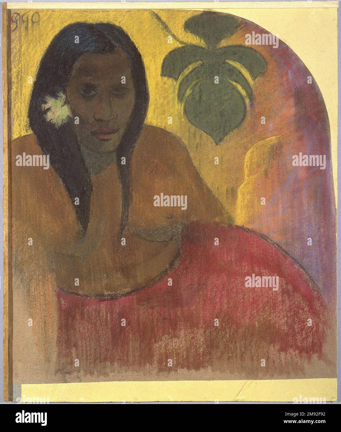 Donna Tahitiana Paul Gauguin (francese, 1848-1903). Donna Tahitiana, ca. 1894. Carbone e pastello su carta, incollati su carta a colino giallo e montati su cartoncino grigio, 21 5/8 x 19 1/2in. (54,9 x 49,5cm). Nel 1890 Paul Gauguin scrisse della sua attrazione alla colonia francese di Tahiti in un modo che esemplifica il “primitivismo”, il fascino degli artisti europei con l’arte e le culture non occidentali, le cui complessità non consideravano e che vedevano meno sviluppate e più puri delle loro: “Fuggirò nei boschi di un’isola dell’Oceania, lì per vivere in estasi, calma e arte Con una nuova famiglia dal mio si Foto Stock