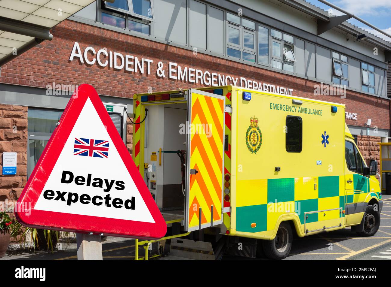 Ambulanza fuori incidente ed emergenza all'ospedale di NHS in Inghilterra, Regno Unito. Ritardi, crisi NHS, azione industriale, sciopero... concetto Foto Stock