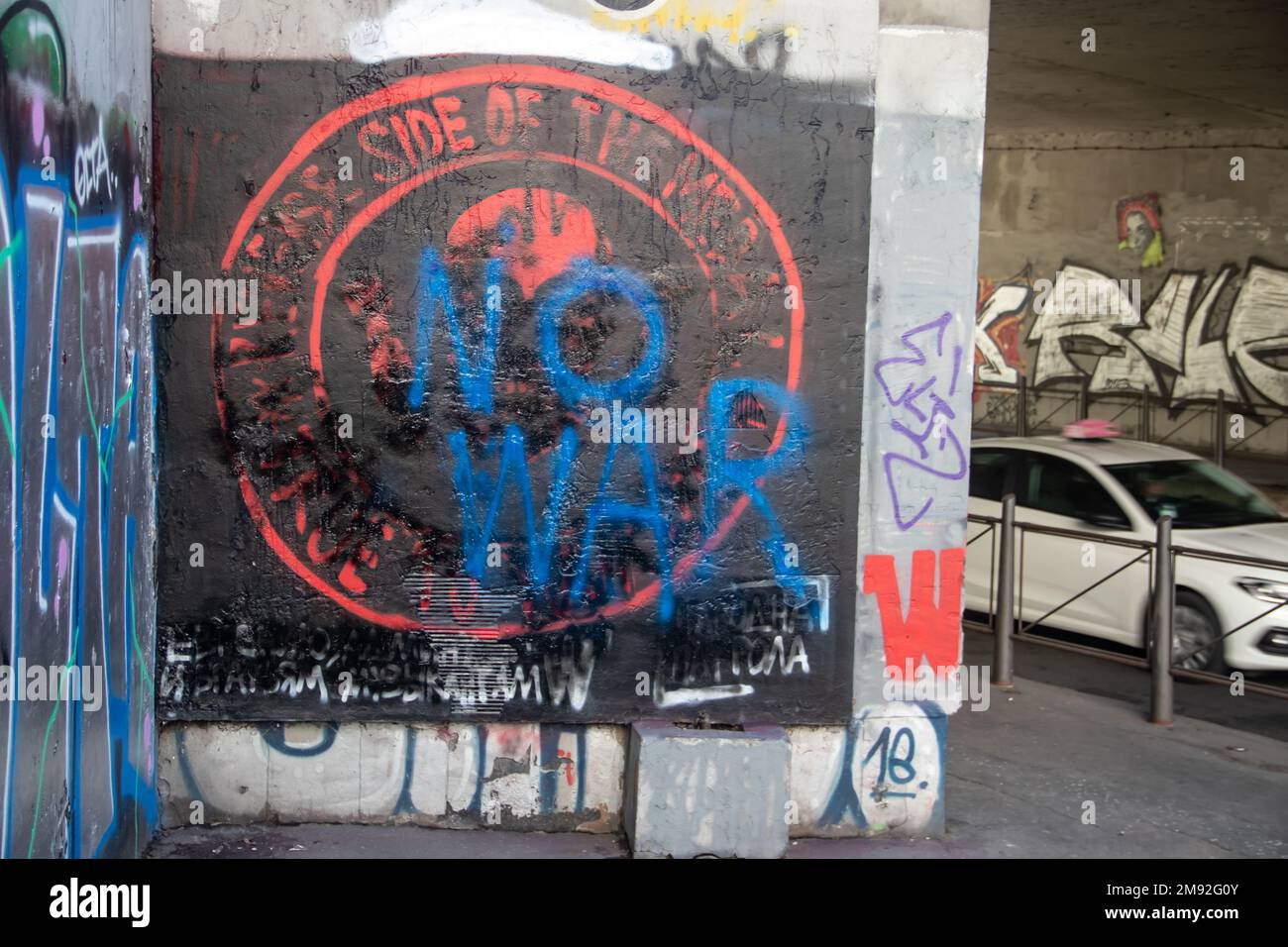Messaggio anti-guerra 'NESSUNA GUERRA' dipinto sui graffiti del Gruppo Wagner a Belgrado, Serbia. Il gruppo Wagner è un'organizzazione paramilitare russa Foto Stock